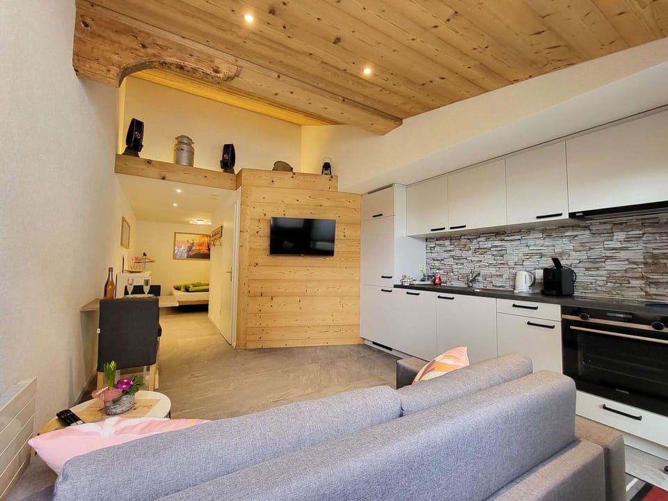 Property, Furniture, Building, Wood, Comfort, Cabinetry, Houseplant, Interior Design, Architecture, Floor