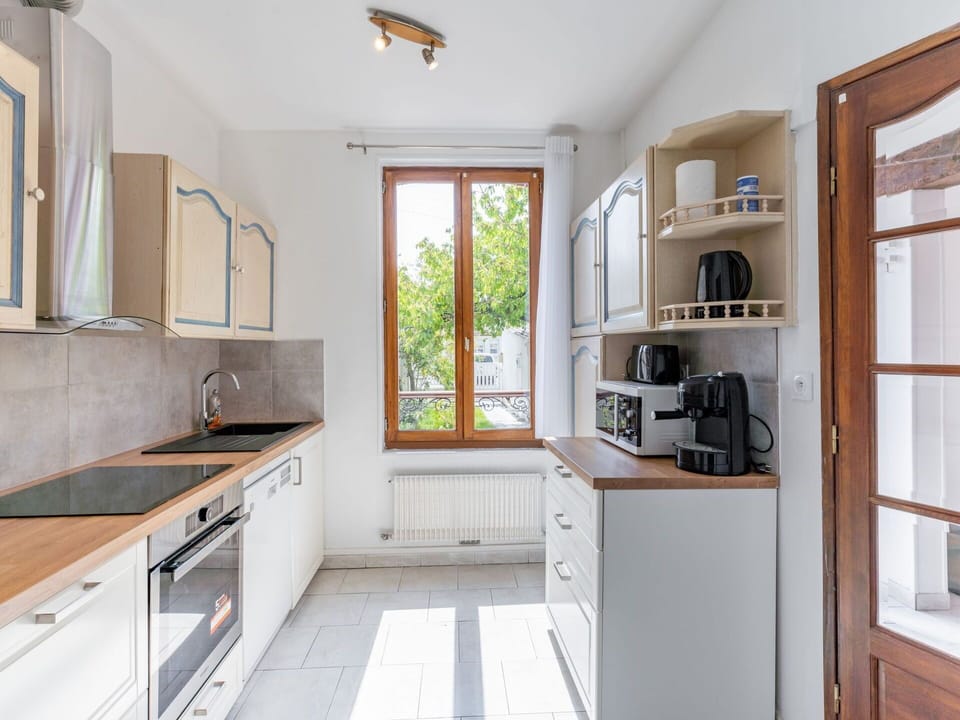 Sky, Plant, Building, Daytime, Property, Tree, Urban Design, Neighbourhood, Residential Area, Woody Plant