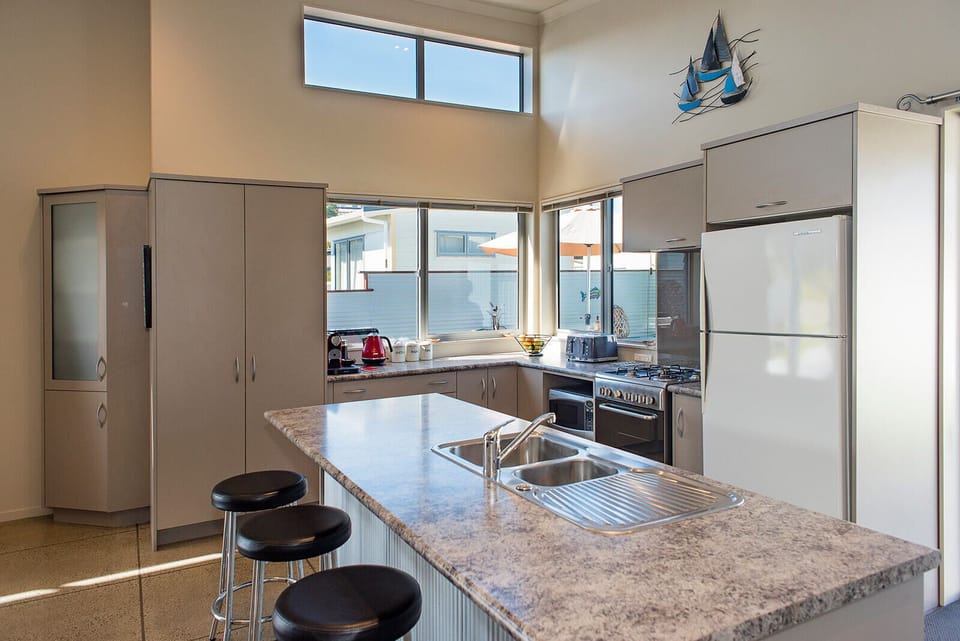 Modern and fully equipped kitchen for all your cooking needs. 