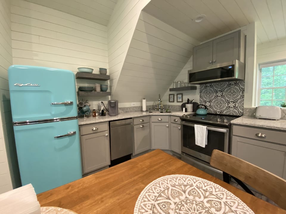Fully outfitted kitchen: microwave, icemaker/refrigerator,
 dishwasher, oven.
