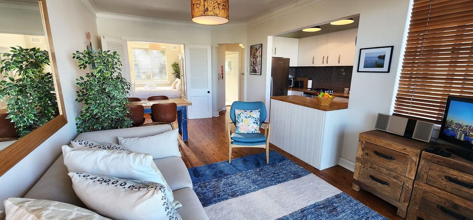 Comfortably and thoughtfully furnished apartment.  Balcony with harbour views.