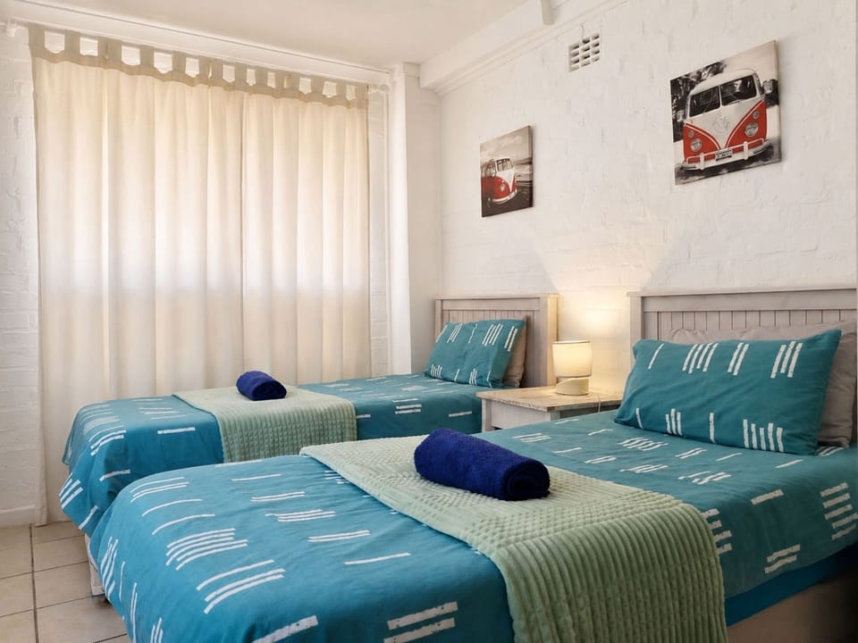 Bedroom with 2 twin beds