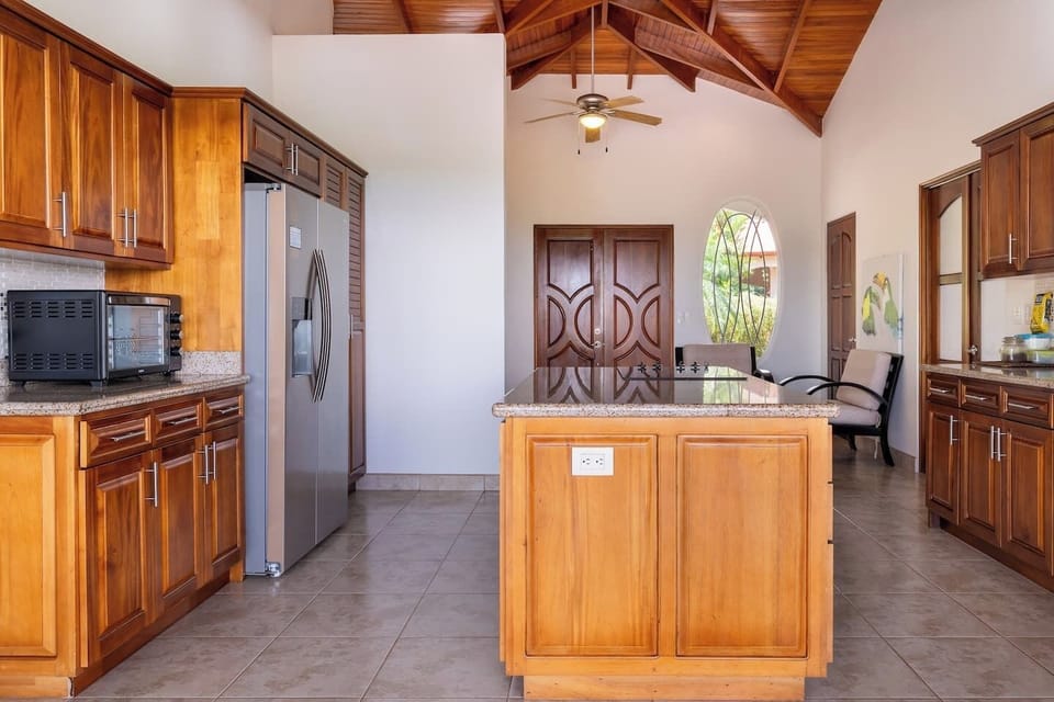 Well-equipped kitchen. 