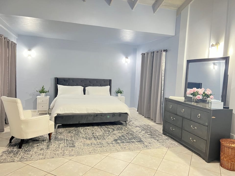 Master bedroom - fully air conditioned|en-suite|king size bed|en-suite bathroom