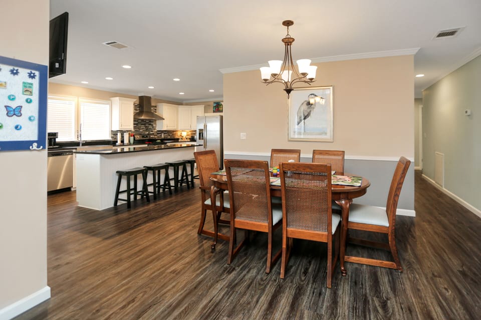 Dining Area & Kitchen