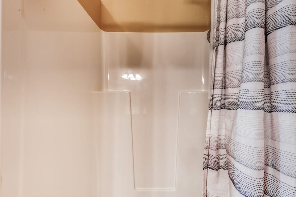 Ensuite - Primary, Walk-In Shower, Tub - First Floor