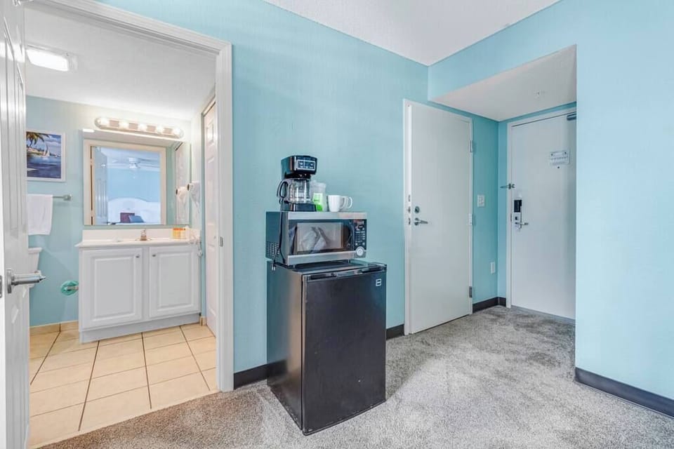 Mini Fridge / Stove / Coffee Maker 