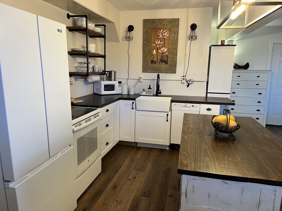 Full kitchen with dishwasher