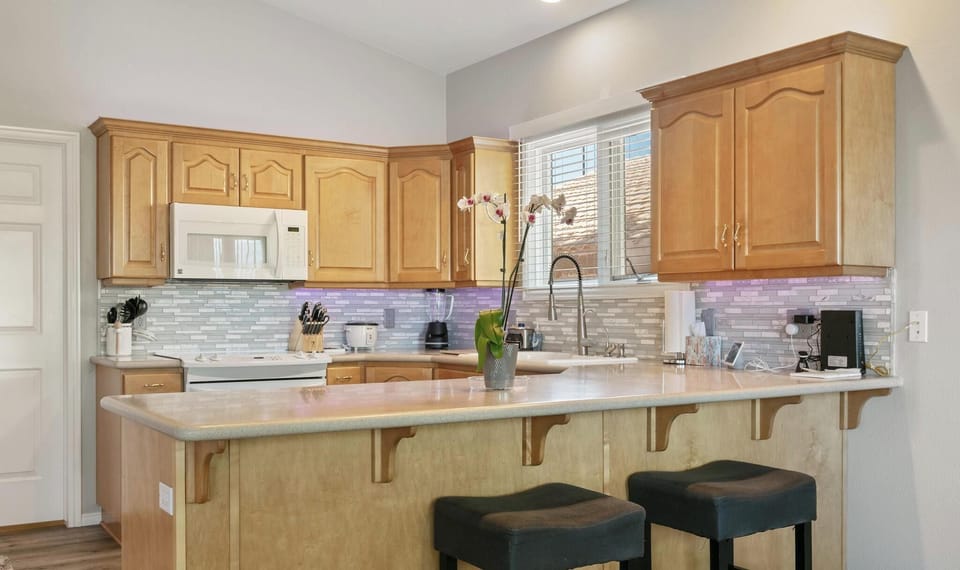 Full kitchen w breakfast bar.