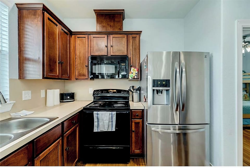 Full size microwave, oven, stove and fridge. 