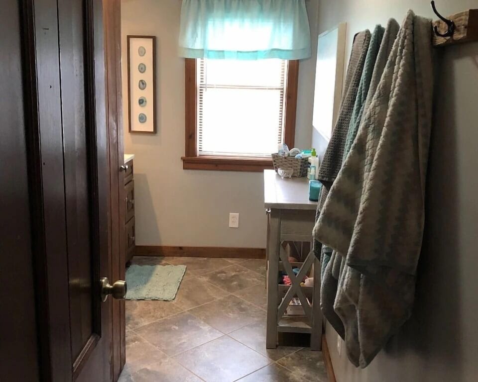 Farm - upper bathroom_31_11zon