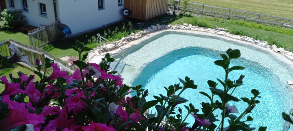 Blick zum Badesee vom Balkon