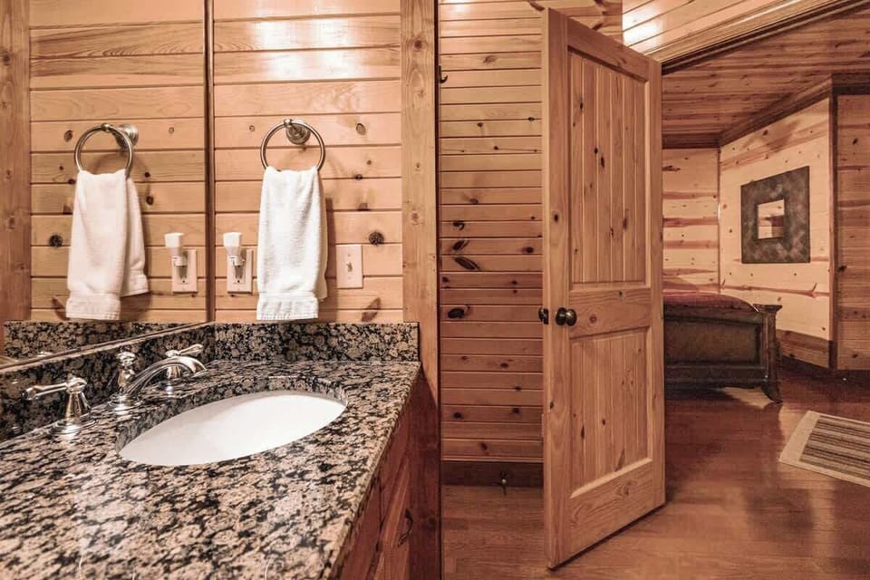 Full bathroom with showering, toilet and two sinks to get ready quickly in the morning!