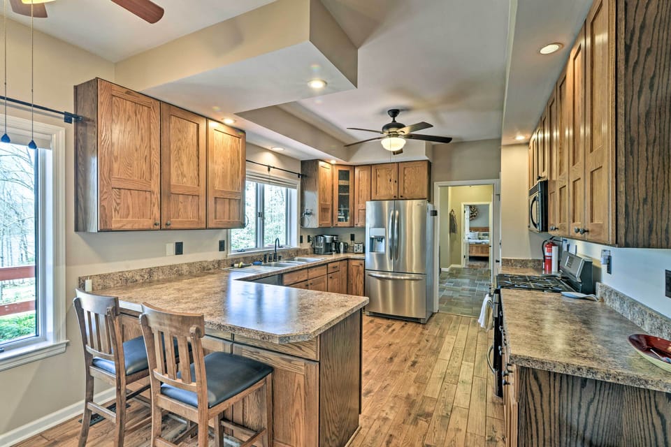 Kitchen | Fully Equipped w/ Cooking Basics
