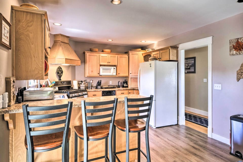 Kitchen | Fully Equipped | Cooking Basics | Ice Maker