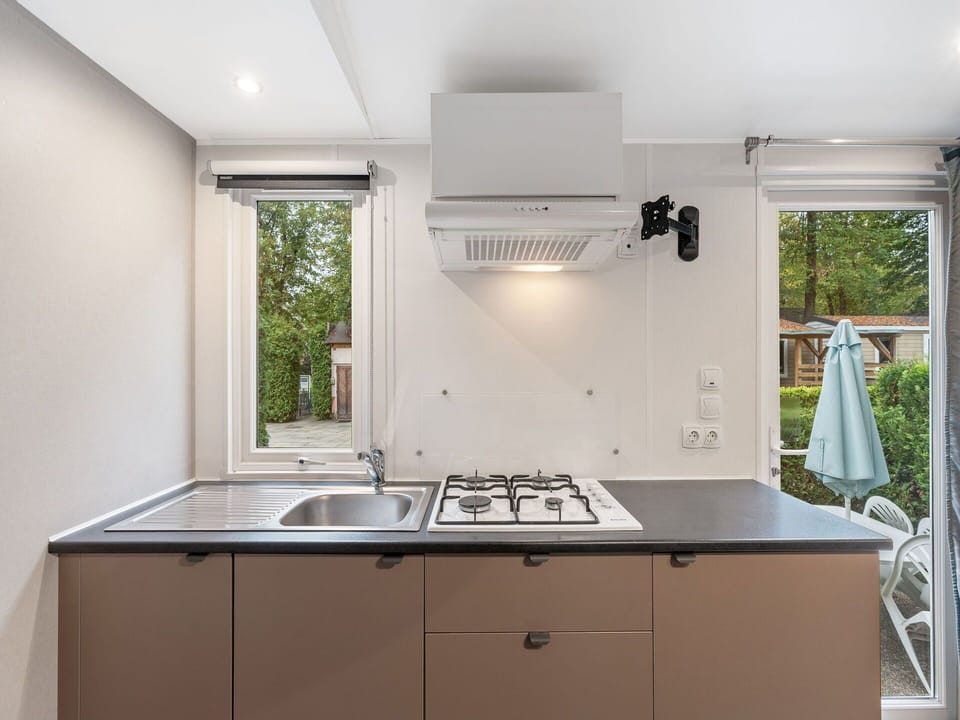 Kitchen, Kitchen Appliance, Kitchen Stove, Major Appliance, Countertop, Home Appliance, Interior Design, Gas Stove, Stove, Ceiling