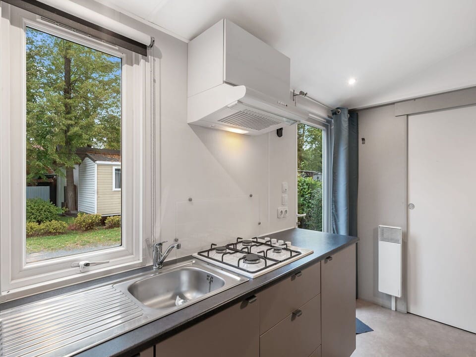 Countertop, Kitchen, Plumbing Fixture, Sink, Kitchen Sink, Tap, Interior Design, Plumbing, Major Appliance, Cabinetry
