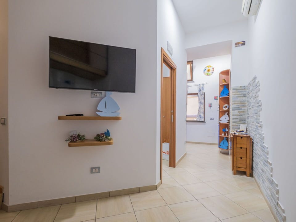 Cloud, Plant, Sky, Property, Window, Building, Fence, House, Land Lot, Neighbourhood