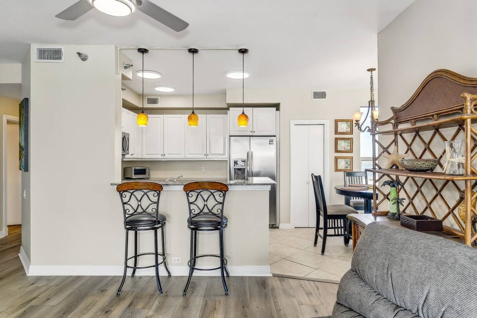 Eat-In Bar with seating and breakfast nook