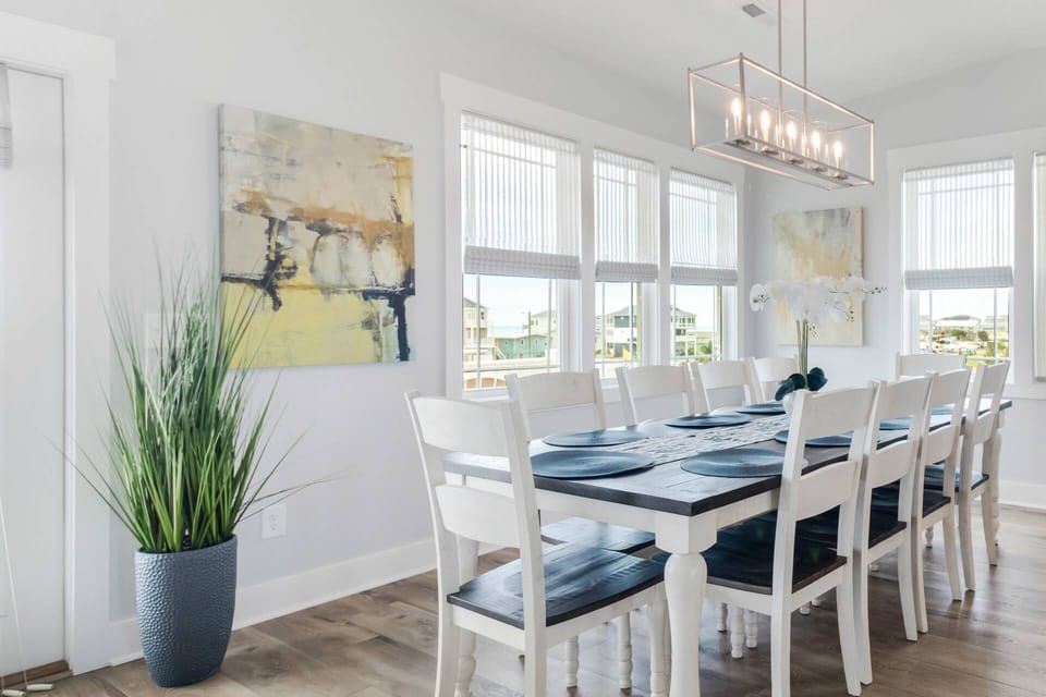 Views of the ocean even from the dining table and kitchen