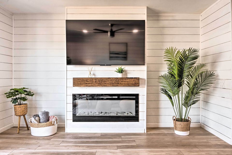 Living Room | Smart TV | Fireplace