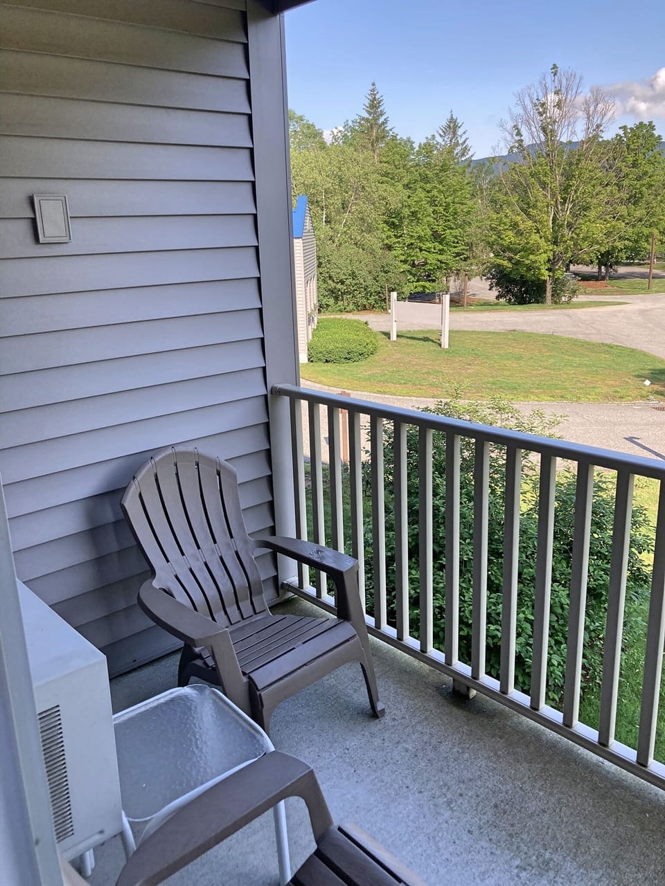 Deck to left