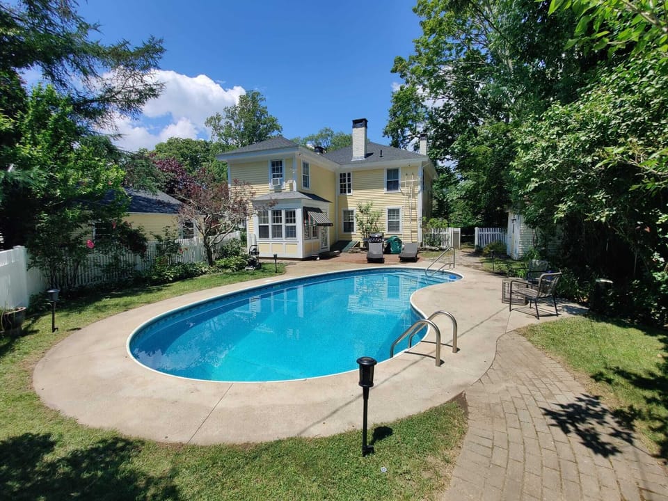 Heated pool that is open seasonally for guest use - pool toys included!