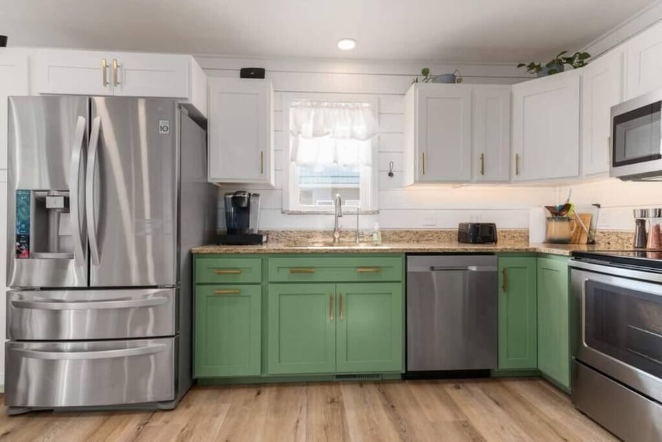 Kitchen - fully stocked (2)