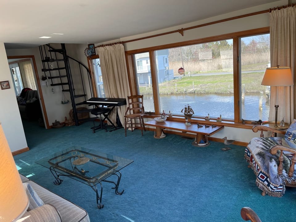 WATERFRONT FAMILY ROOM