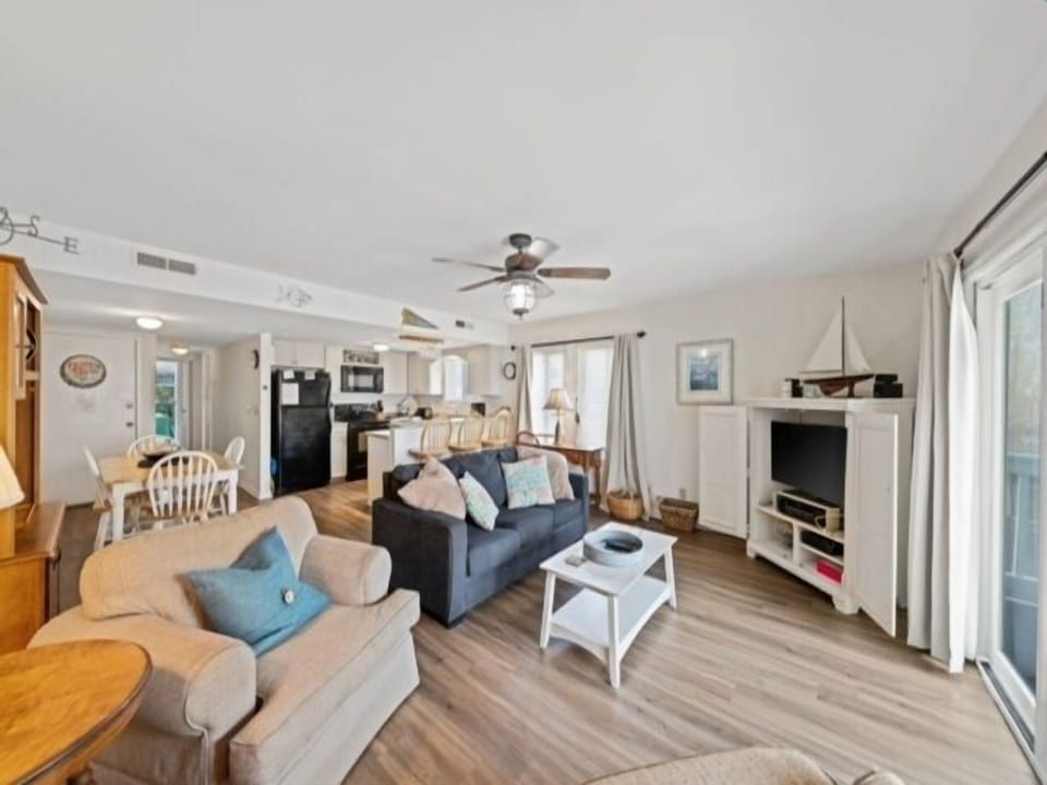 Home Decor, Furniture, Indoors, Living Room, Table