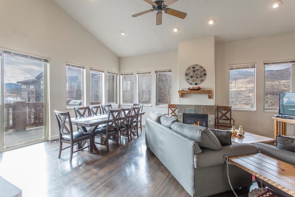 Open living room and dining to seat 8 comfortably. Great for large groups