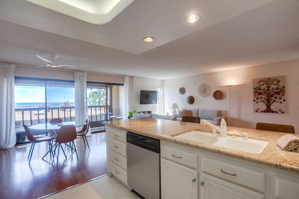 Dining room has seating for up to 6 people, with an ocean view!