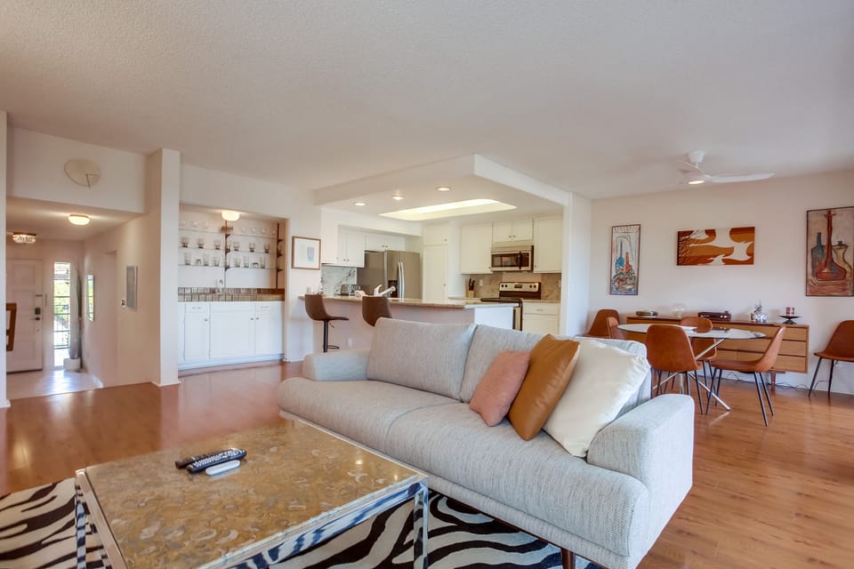 Open concept living room, dining room, and kitchen.
