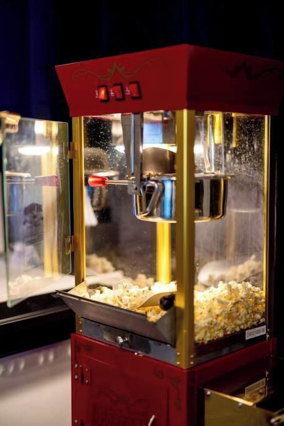Popcorn Maker. Provided with 1 FREE popcorn kit! (Additional available for purchase).