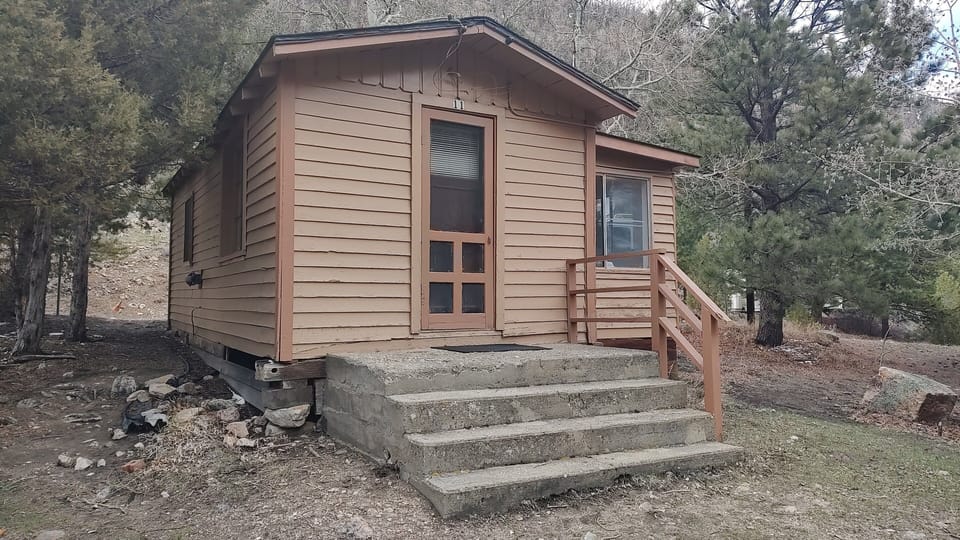 Cabin 11 has a picnic table just outside.