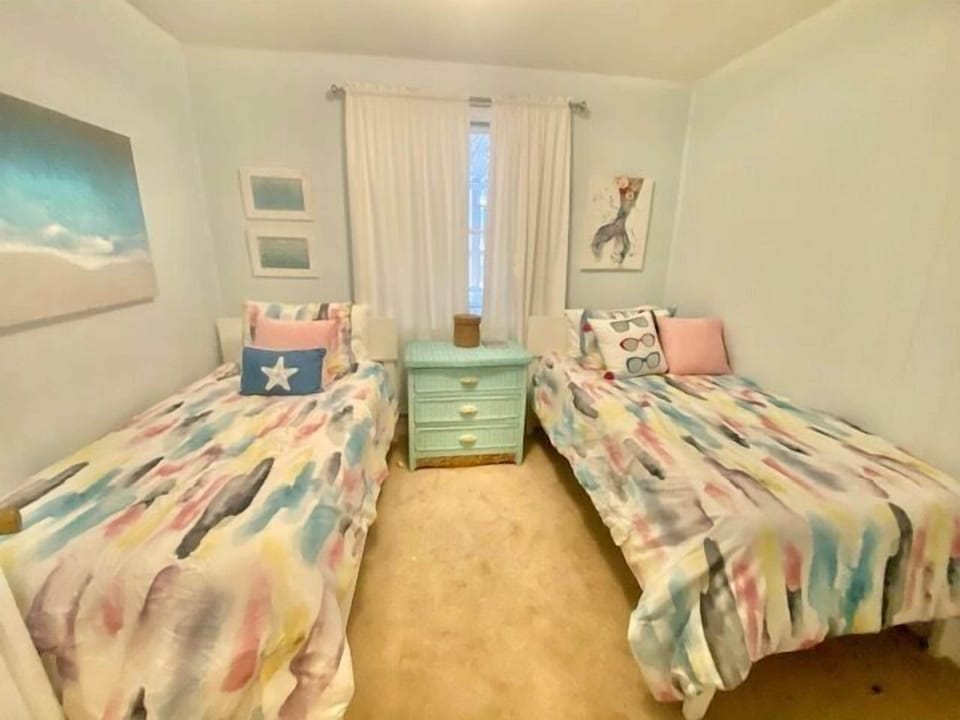 2 Twin beds on lower level