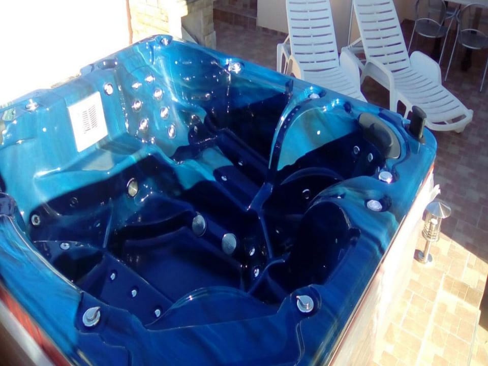 Spa tub
