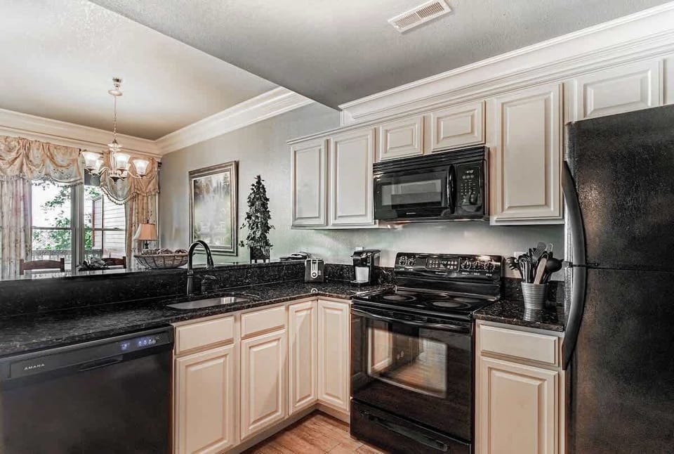 The recently renovated kitchen has all the appliances you need!  Full with all the essentials and a fridge, microwave, oven, dishwasher, coffee machine and toaster. 