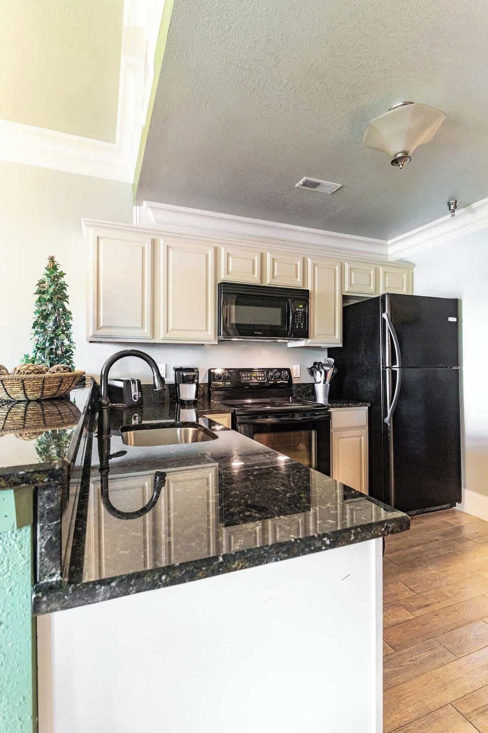 The newly renovated kitchen has everything you need!