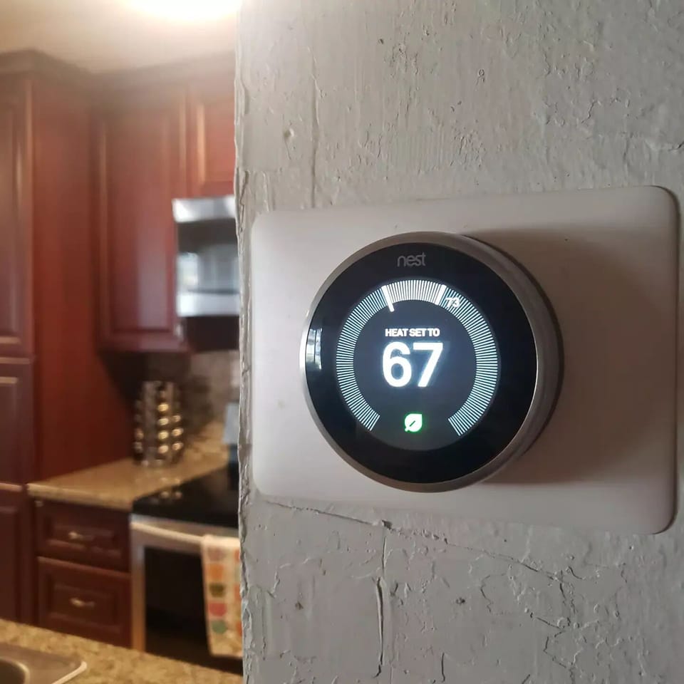 Easily twist the thermostat to adjust the heat to your comfort level.