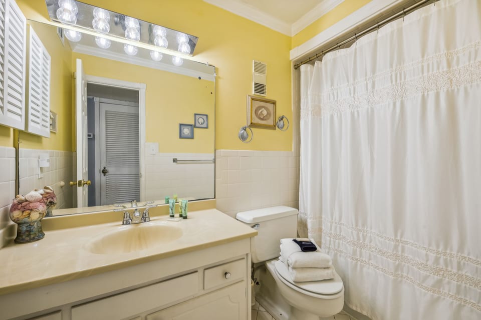 Bathroom 2 with Tub/Shower Combo