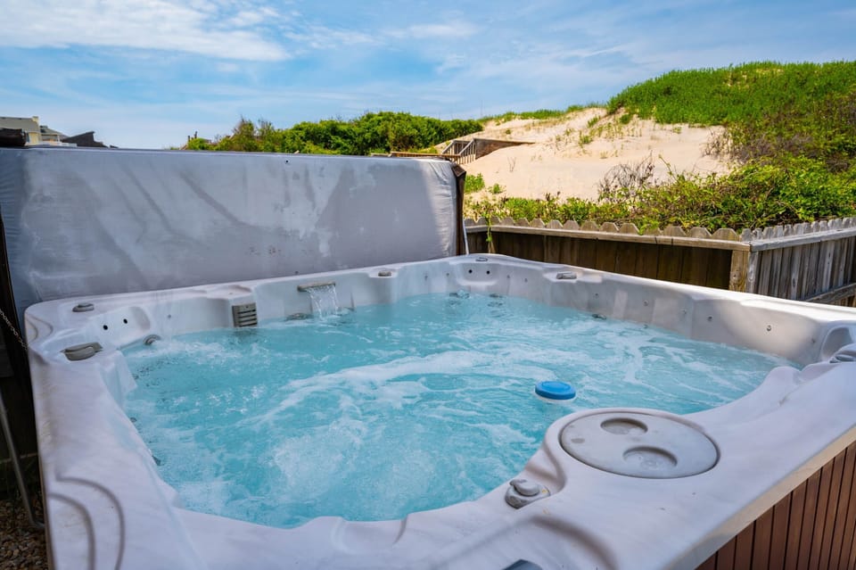 NH348: Barefootin' | Private Hot located in Pool Area