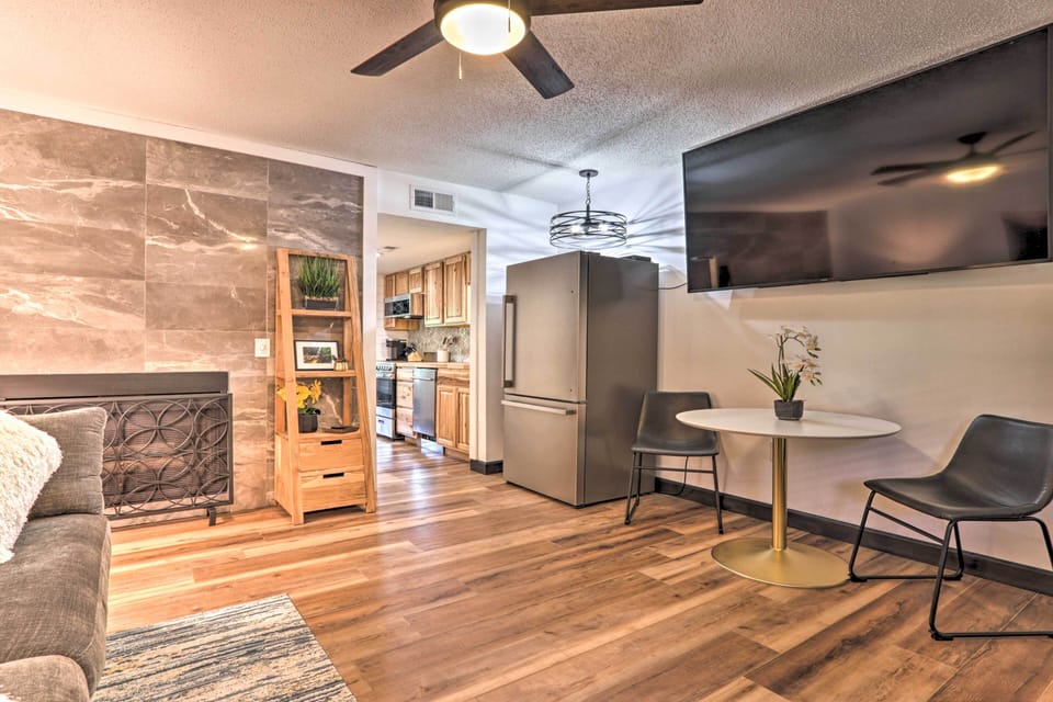 Living Room | Fireplace (Available Mid-October to Mid-April)