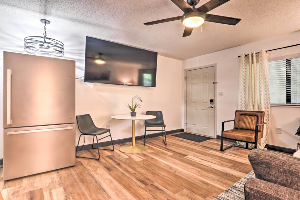 Living Room | 75" UHD Smart TV w/ Cable
