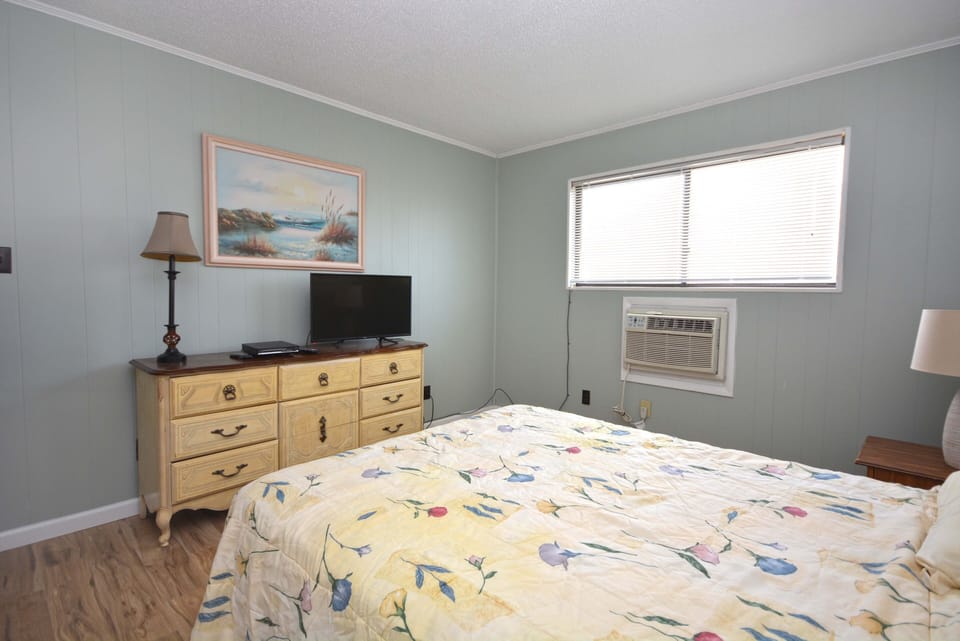 QUEEN-BEDROOM
