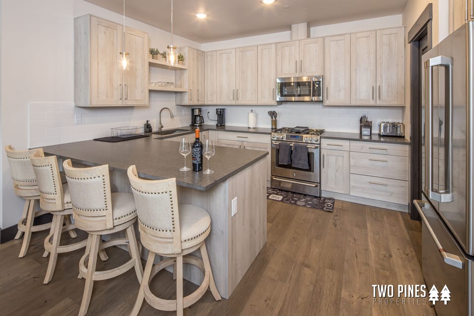 Kitchen - Bar Seating for 4