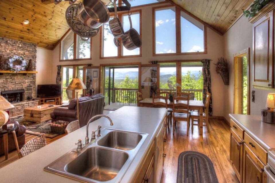 Open kitchen plan won`t leave the cook behind