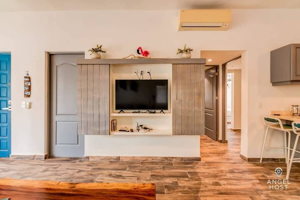 Large, light-filled space with a Smart TV and satellite for relaxing downtime.