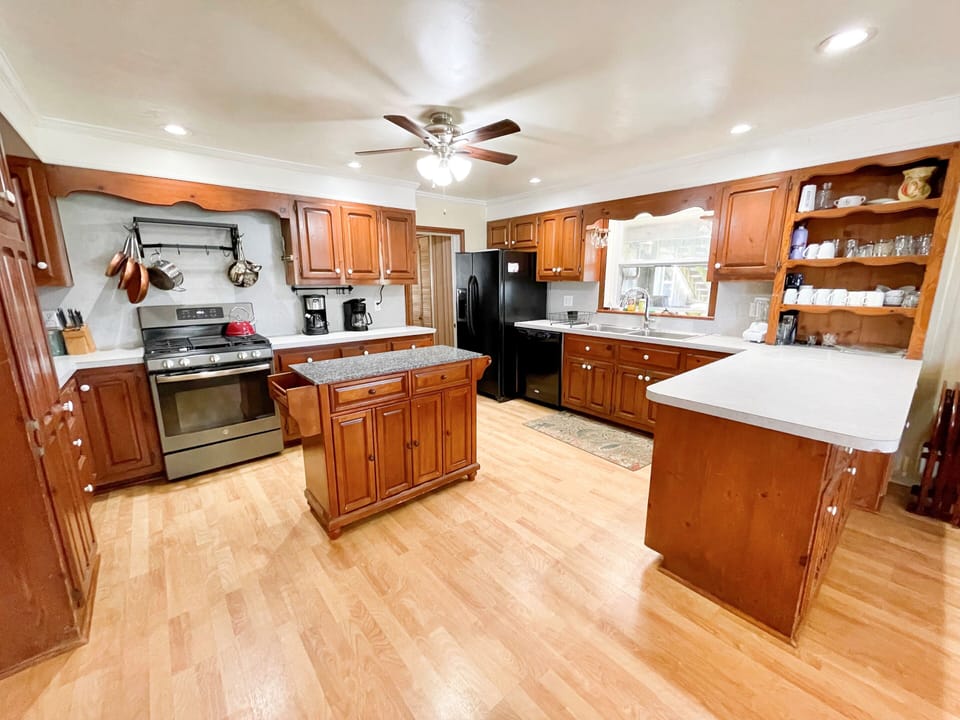 Kitchen (alternate view)