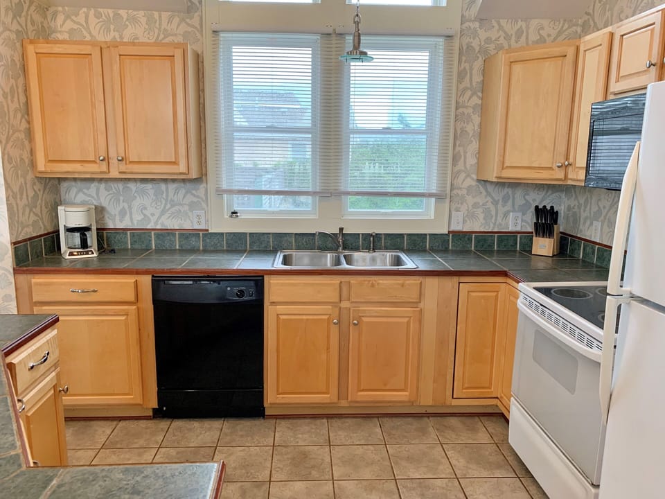Kitchen (alternate view)